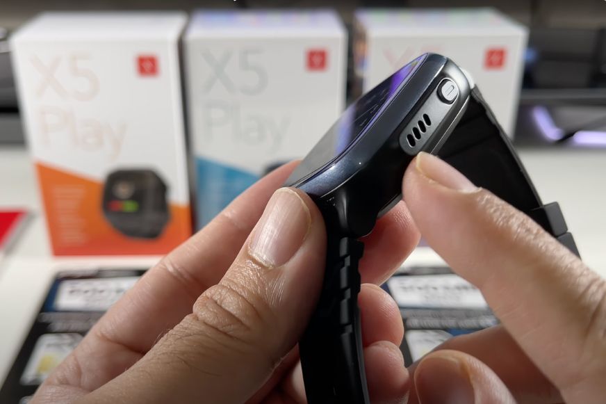 Man sieht die seitliche Taste der XPLORA X5 Play.